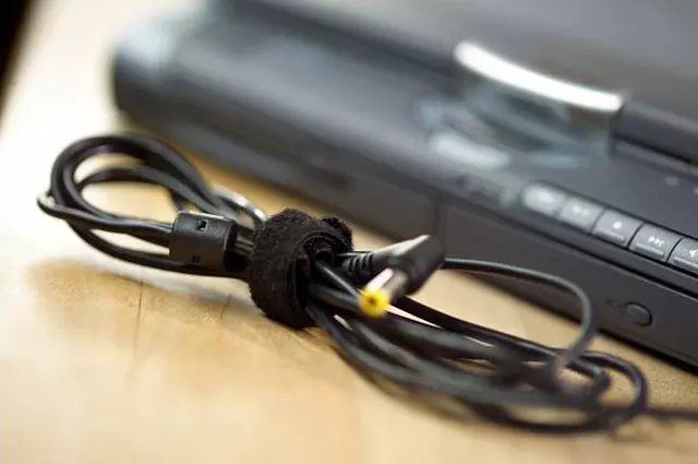 Een Kabelmanager tesa® On & Off bundelen 5mx10mm zwart koop je bij De Joma BV