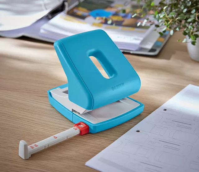 Een Perforator Leitz Cosy 30 vel blauw koop je bij "De Waal" Kantoor Efficiency