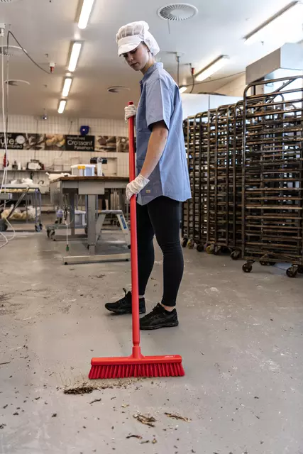 Een Veger Vikan harde en zachte vezel 410mm wit koop je bij van Kerkvoorde & Hollander B.V.