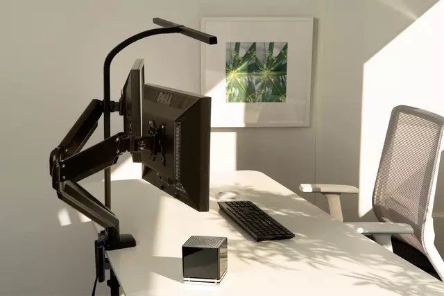 Een Bureaulamp Unilux Strata led zwart koop je bij All Office Kuipers BV