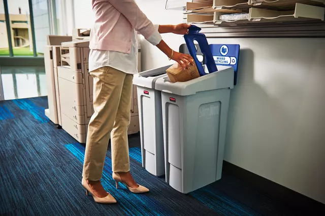 Een Afvalbak Rubbermaid Slim Jim Recyclestation starterset 87L grijs koop je bij Scheepstra Drachten