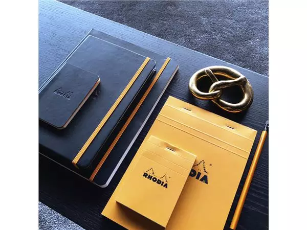 Een Schrijfblok Rhodia A5 lijn 80 vel 80gr met kantlijn oranje koop je bij Clippz! Office Supplies