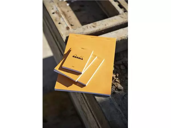 Een Schrijfblok Rhodia A5 lijn 80 vel 80gr met kantlijn oranje koop je bij De Joma BV
