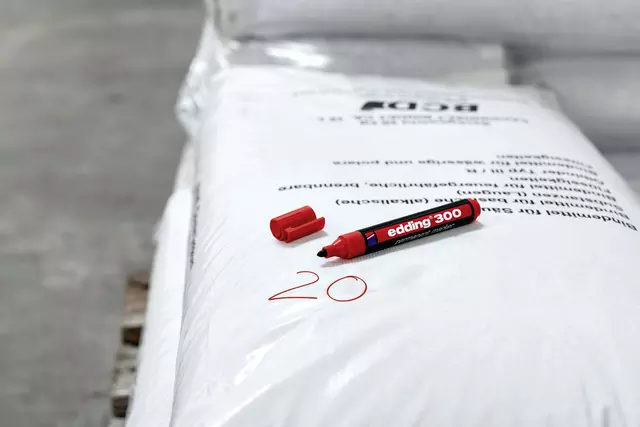 Een Viltstift edding 300 rond 1.5-3mm rood koop je bij De Joma BV