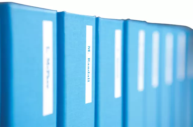 Een Labeltape Dymo LabelManager D1 polyester 9mm blauw op wit koop je bij Schellen Boek- en Kantoorboekhandel