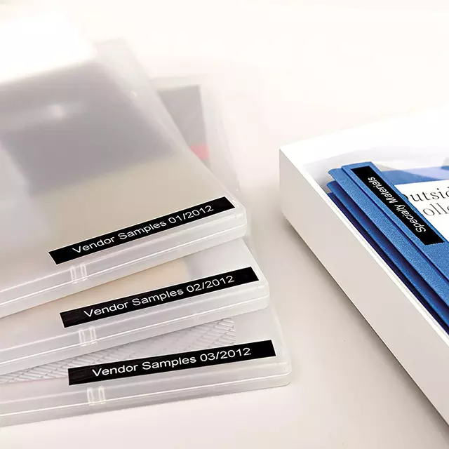 Een Labeltape Dymo LabelManager D1 polyester 24mm wit op zwart koop je bij Schellen Boek- en Kantoorboekhandel