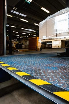 Een Durable Duraline antisliptape Grip+ 50 mm x 15 m, geel/zwart koop je bij Muys Kantoor & Kado