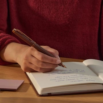 Een Parker IM Monochrome vulpen Bordeaux, fijn, giftbox koop je bij Muys Kantoor & Kado