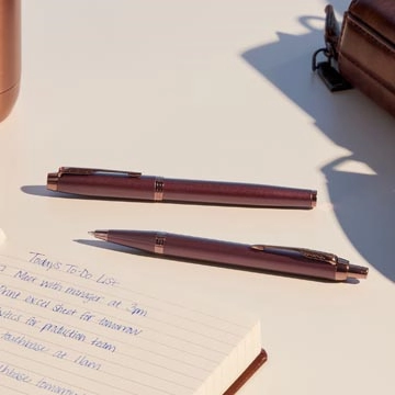 Een Parker IM Monochrome balpen Bordeaux, medium, giftbox koop je bij Muys Kantoor & Kado