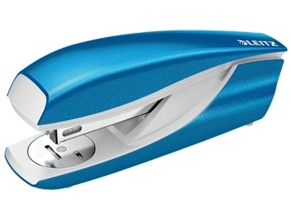 Een Leitz NeXXt WOW 5502 nietmachine, blauw metallic, op blister koop je bij Muys Kantoor & Kado