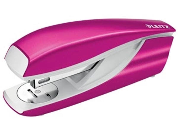 Een Leitz NeXXt WOW 5502 nietmachine, roze metallic, op blister koop je bij Muys Kantoor & Kado