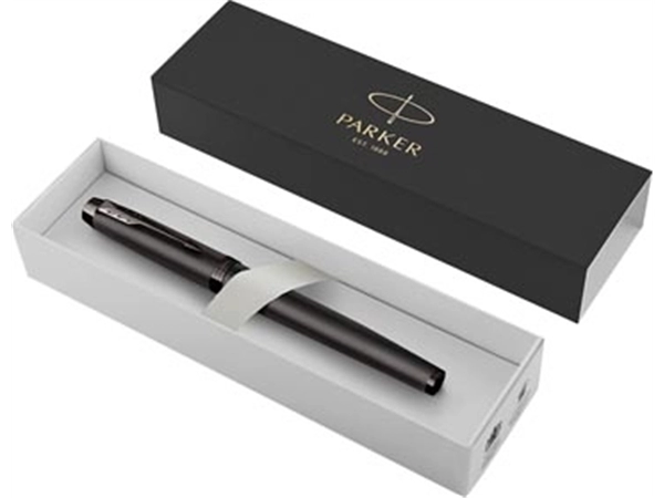 Een Parker IM Monochrome Titanium vulpen, medium, giftbox koop je bij Muys Kantoor & Kado