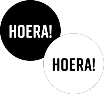 Een KP etiket "Hoera!", diameter 40 mm, 2 varianten, rol van 250 stuks koop je bij Muys Kantoor & Kado