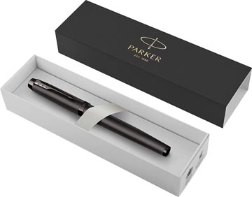 Een Parker IM Monochrome Titanium vulpen, medium, giftbox koop je bij Muys Kantoor & Kado