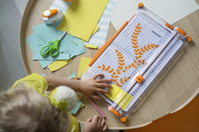 Een Rolsnijmachine Fiskars draagbaar 30cm A4 koop je bij VHK Kantoorartikelen