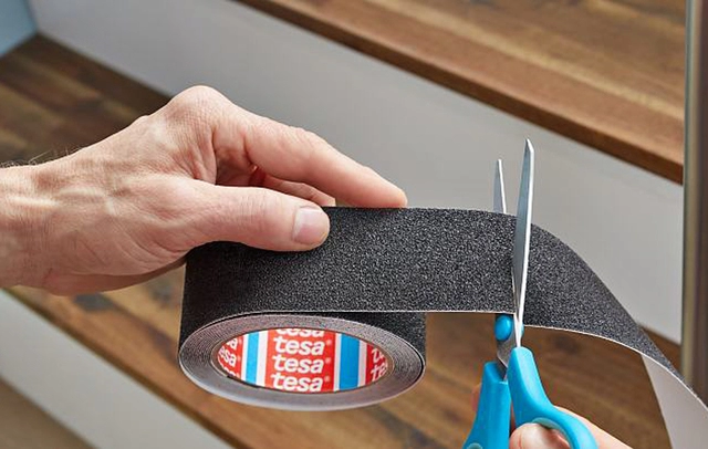 Een Anti-slip tape tesa® 5mx50mm zwart koop je bij VHK Kantoorartikelen