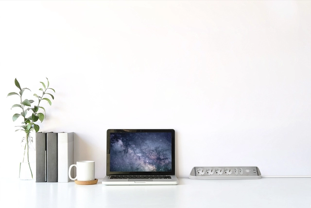 Een Stekkerdoos Brennenstuhl bureau Estilo 6 voudig inclusief 2 USB 200cm wit/zilver koop je bij Hoekmankantoorartikelen.nl