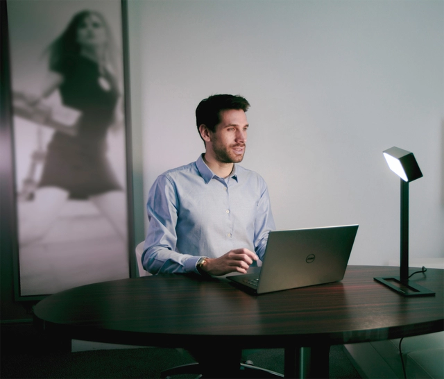 Een Lamp Dayvia Sundesk led lichttherapie zwart koop je bij VHK Kantoorartikelen