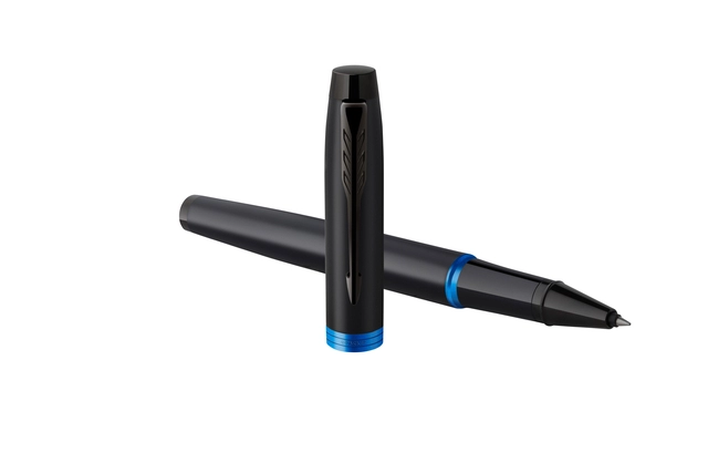 Een Rollerpen Parker IM blackbBlue vibrant ring fijn koop je bij VHK Kantoorartikelen