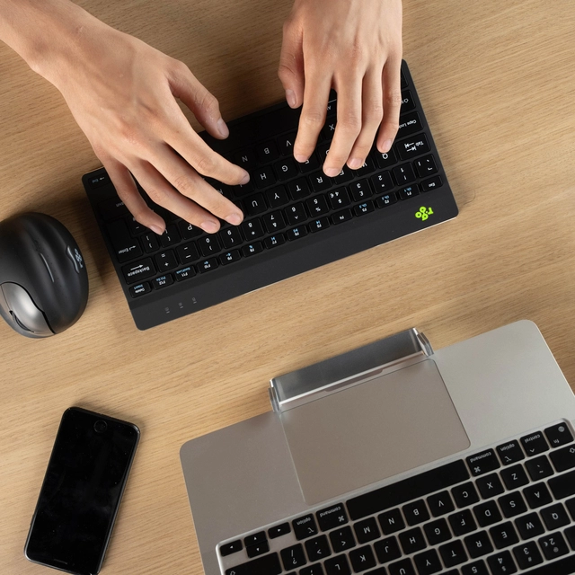 Een Toetsenbord R-Go Ergonomisch Compact Break QWERTY koop je bij Hoekmankantoorartikelen.nl