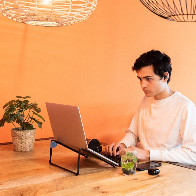 Een Laptopstandaard R-Go Travel Zwart koop je bij Hoekmankantoorartikelen.nl