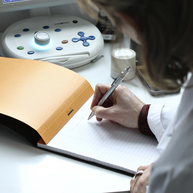 Een Schrijfblok Rhodia A5 lijn 80 vel 80gr met kantlijn oranje koop je bij VHK Kantoorartikelen