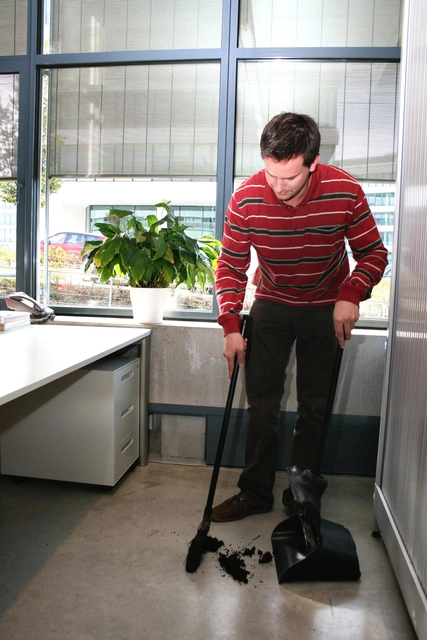 Een Handveger Rubbermaid Executive Lobby Broom met lange steel zwart koop je bij Hoekmankantoorartikelen.nl