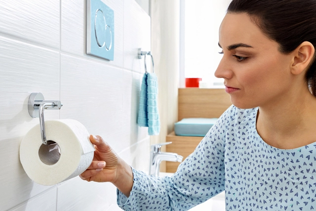 Een Toiletrolhouder tesa® Smooz hoogglans verchroomd metaal zelfklevend koop je bij VHK Kantoorartikelen