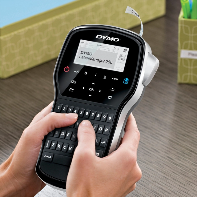 Een Labelprinter Dymo LabelManager 280 draagbaar qwerty 12mm zwart koop je bij VHK Kantoorartikelen