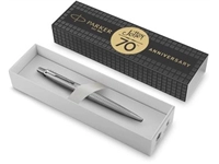 Een Parker Jotter balpen special edition 70th Anniversary, stainless steel CT, medium, in giftbox koop je bij Muys Kantoor & Kado